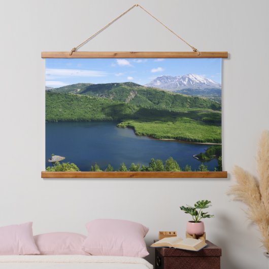 Mount St Helens Coldwater Lake Scenic Landscape 吊り下げ型タペストリー (寝室)