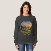 Mountain Sunset Wildflowers Retro Hippie Van Life スウェットシャツ (正面フル)