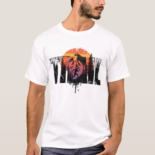 Mountain Trail Runner Typography Art Tシャツ (正面)