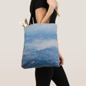 MOUNTAIN UNDER BLUE SKY AT DAYTIME トートバッグ (クローズアップ)