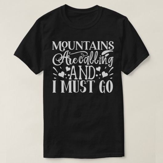 Mountains Are Calling And I Must Go Adventure Camp Tシャツ (デザイン正面)