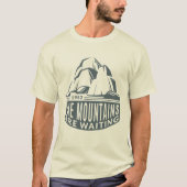 Mountains Are Waiting Mountain Climber Design Tシャツ (正面)