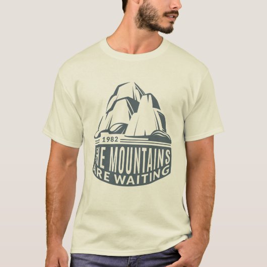 Mountains Are Waiting Mountain Climber Design Tシャツ (正面)
