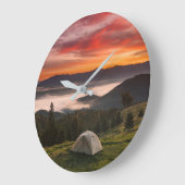 Mountains | Camping Foggy Sunrise ラージ壁時計 (傾斜)