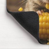 Mouse Enjoying an Ear of Corn マウスパッド (コーナー)