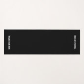 'Move With Purpose' 黒と白のタイポグラフィ ヨガマット (正面(横))