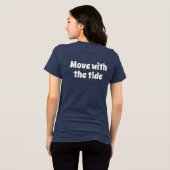 Move With the Tide Calm Lifestyle Text T-Shirt トライブレンドTシャツ (裏面全面)