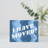 MOVING ANNOUNCEMENT カラフル Wavyストライプレトロ ポストカード (スタンド正面)