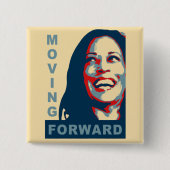 MOVING FOWARD - Kamala Harris for President 2024 缶バッジ (正面)