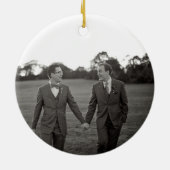 Mr.とMr.フォトゲイグレイの初めてのクリスマス セラミックオーナメント (裏面)