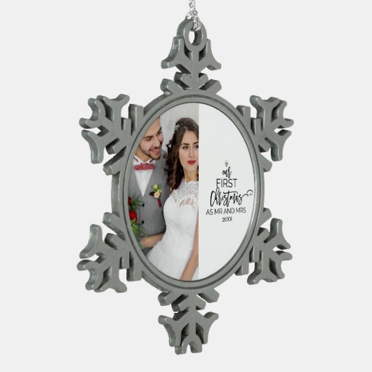 Mr.とMrs.Photo Holidayとしての私たちの初めてのクリスマス スノーフレークピューターオーナメント (左)