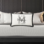 Mr.エレガントとMrs Nameブラック新婚モノグラム ランバークッション<br><div class="desc">真シンプル白のエレガントのmr.ミセスモノグラムのの結婚腰枕の形見新婚カスタマイズ者の姓とイニシャルとブライダルパーティ全体に合わせてパーソナライズ！カップルパーソナライズされた向けの贈り物 – 素晴らしの結婚または記念の贈り物。リバーシブルブラックとホワイトのシックなデザイン。</div>