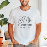 Mr.ブラックスクリプトモダンカスタムウェディング トライブレンドＴシャツ<br><div class="desc">まモダンカジュアルた、シックなブラック書道の脚本「ミスター結婚」のメンズティーシャツは、新郎のラストネームと日付の確立と一緒にパーソナライズされた文字を備えたを備えている。新婚旅行や結婚ハネムーンでの衣服に最適！マッチするミセス・シャツを買いに来てくれ</div>