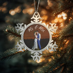 Mr.ミセス・ニュー結婚ス・ペーター記念オーナメント スノーフレークピューターオーナメント<br><div class="desc">初めてのクリスマスの新しい結婚お客様または新しい配偶者への贈り物。「ミスターあなたの写真の上にスクリプトオーバーレイ。写真提供：リーズ結婚の写真家ジョン・ホープ。http://www.johnhopephotography.comで彼を訪問</div>