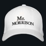 Mr.姓白黒パーソナライズされたカスタム 刺繍入りキャップ<br><div class="desc">シック氏ラストネーム白黒パーソナライズされた名前をカスタムするの結婚刺繍野球帽。多くの色とオプションで利用可能。</div>