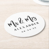 Mr. and Mrs. ブラシスクリプト結婚式の日付 ラウンドペーパーコースター (アングル)