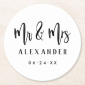 Mr. and Mrs. ブラシスクリプト結婚式の日付 ラウンドペーパーコースター (正面)