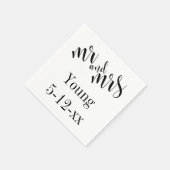 "Mr and Mrs" 白地に黒のタイポグラフィーデザインの結婚式 スタンダードカクテルナプキン (角)