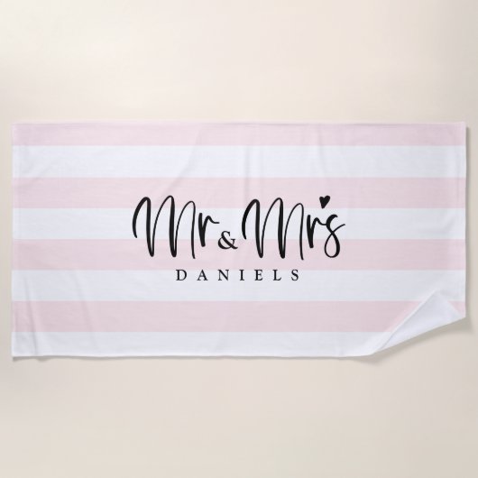 Mr and Mrs Newlyweds Personalized ビーチタオル (正面)