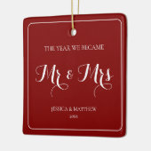 Mr and Mrs Simple Minimalist Red Newlywed Couple セラミックオーナメント (左)