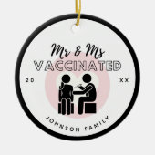 Mr.&M.ワクチン接種されたロマンチックな夫婦の姓 セラミックオーナメント (正面)