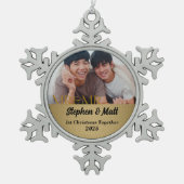 Mr&Mrゲイカップル第1回クリスマス金ゴールド写真 スノーフレークピューターオーナメント (正面)