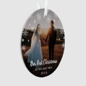 Mr.Mr.Mrs.Snowflakesの写真としての私たちの初めてのクリスマス オーナメント (正面)