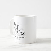 Mr&Mrsのシンプルでエレガントなタイポグラフィの結婚式の引き出物 コーヒーマグカップ (正面左)