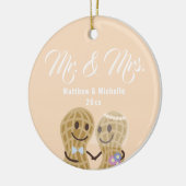 Mr.Mrs.かわいいカップルの写真としての私たちの初めてのクリスマス セラミックオーナメント (左)