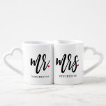 Mr. & Mrs.ブラックモダンスクリプトカップル マグ<br><div class="desc">この愛パーソナライズされたらしいカップルのマグのセットは、黒い台本の中に「Mr & Mrs.」を含みモダン、最後に小さな赤いハートと下にカップルの姓が付いている</div>