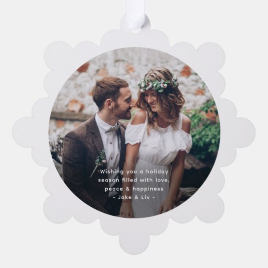 Mr. & Mrs. 2 Photo Newlyweds初めてのクリスマス 結婚した オーナメントカード (裏面)