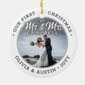 Mr. & Mrs. 2 Photo Newlyweds第1クリスマスブラック&ホワイト セラミックオーナメント (裏面)