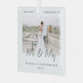 Mr. & Mrs. Grayのミニマリスト写真初めてのクリスマス ガラスオーナメント (正面左)