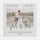 Mr. & Mrs. Grayのミニマリスト写真初めてのクリスマス ガラスオーナメント (裏面)