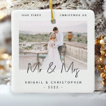 Mr. & Mrs. Grayのミニマリスト写真初めてのクリスマス セラミックオーナメント<br><div class="desc">ミニマ祝結婚したリスト写真の記念オーナメントとカップルとしてのモダン初めてのクリスマス。木炭の灰色の読文字「ミスター&ミセスとしての初めてのクリスマス」とトレンディー手書きスクリプトの「ミスター&ミセス」の言葉。サンプル画像を写真に簡単に置き換お気に入りのえ、名前と下の年を追加する。白いグラデーション画救済面で文字を重ねポップ・アートのる。</div>