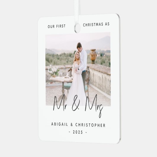 Mr. & Mrs. Grayのミニマリスト写真初めてのクリスマス メタルオーナメント (正面左)
