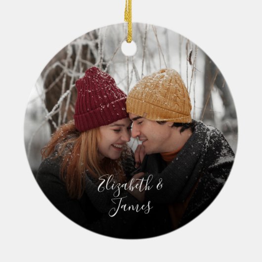 Mr. & Mrs. Namesの初めてのクリスマス写真リース セラミックオーナメント (裏面)