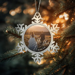 Mr.Mrs. Newlywedsの写真 スノーフレークピューターオーナメント<br><div class="desc">初めてのクリスマスの新しい結婚お客様または新しい配偶者への贈り物。「ミスターあなたの写真の上にスクリプトオーバーレイ。</div>