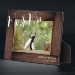 Mr.Mrs Scriptの写真素朴フ結婚レーム フォトプラーク<br><div class="desc">このデザインは素朴なフェイク木材「フレーム」とスクリプトモダン文字を備えている。クリックボタンでカスタマイズは、文字の変更をより柔軟に行うことができる。このデザインのバリエーションや違う紙の種類、コーディネート商品は当店zazzle.com/store/doodleluluでご利用いただけます。お連絡もし客様のマッチングデザインを作成するには、この製品を特定の製品に適用する必要ユニークがあります！6月2日までにDoodleLuluを見てくれてどうもありがとうバグデザイン!</div>