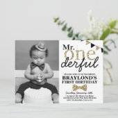 Mr. Onederfulブラックと金ゴールドファースト誕生日写真 招待状 (スタンド正面)