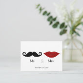 Mr. & the Mrs. (Lips and the Stache)ウェディングRSVP エンクロージャーカード (スタンド正面)