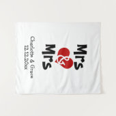 Mrs. と Mrs. の写真用背景 - オーダーメイドの結婚式 タペストリー (正面(横))