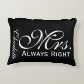 Mrs Always Rightスクロール文字白黒 アクセントクッション (裏面)