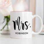 Mrs Blackスクリプトモダンカスタムウェディング ツートーンマグカップ<br><div class="desc">文字シンプルとコーヒモダンーマグの特徴Mrs.のスクリプトの姓とカスタム。新しいカップルのための完璧な結婚した贈り物！マッチングのMr.モノグラムマグのために私たちの店を訪問。</div>