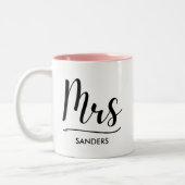 Mrs Black Modern Script Custom Wedding ツートーンマグカップ (左)