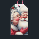 Mrs Clause Santa Cute キスをする Christmas ギフトタグ<br><div class="desc">贈り物のラベルから愛らしい。ミセス・ク与えジョーンのキスはサンタの頬に。懐かしいクリスマス与えの雰囲気を味わえる可愛い愛アート。</div>