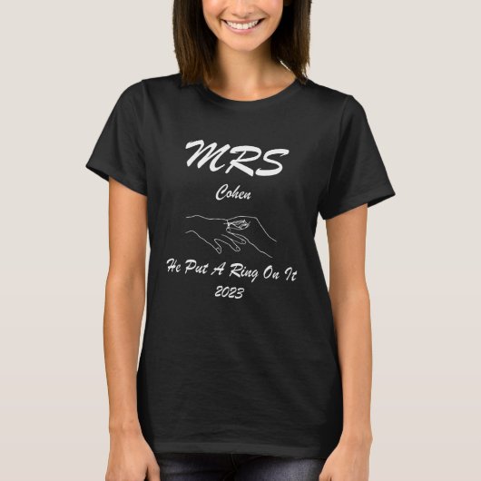 MRS COHEN 2023 he put a ring on it engagment weddi Tシャツ (正面)