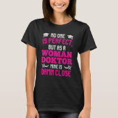 Mrs Doctor Is Always Right Doctorate Degree Ph.D Tシャツ (正面)