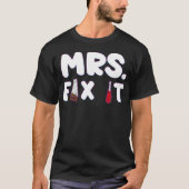 MRS FIX IT Craftswoman Crafty Woman bakery space p Tシャツ (正面)