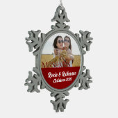 Mrs. & Mrs. Red Holiday Lesbian結婚写真 スノーフレークピューターオーナメント (左)